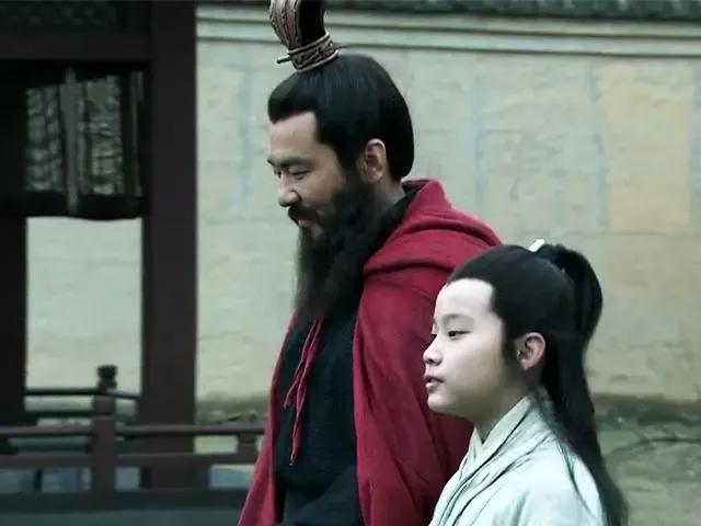 208年，曹操最爱的小儿子曹冲病逝，他伤心欲绝，吃不下饭。曹丕曹植等前来安慰，曹