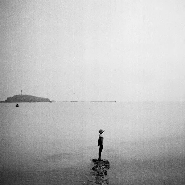 有钱的真讲究，没钱的穷讲究。生命就沉浮在一汪死水里。——老舍