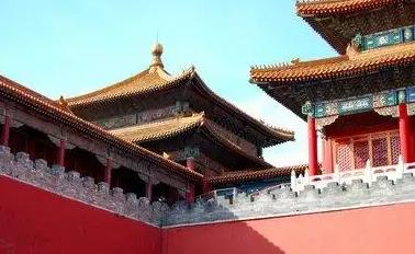 故宫缺钱到了什么地步，似乎永远入不敷出？故宫每年门票收入近8亿，文创收入大约15