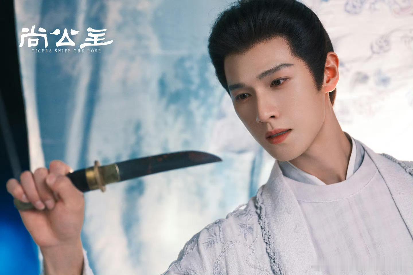 李昀锐你是文臣还是武将李昀锐表面文臣背地玩刀单看样貌妥妥文雅文臣，结果转身持刀气