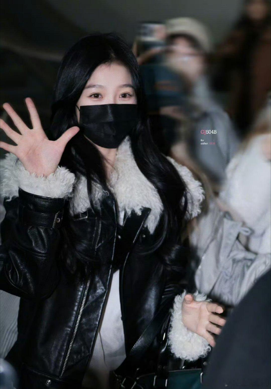 虞书欣出发进组云初令甜妹切换复仇模式！黑皮衣配白毛领酷飒进组，对着粉丝比心又秒回