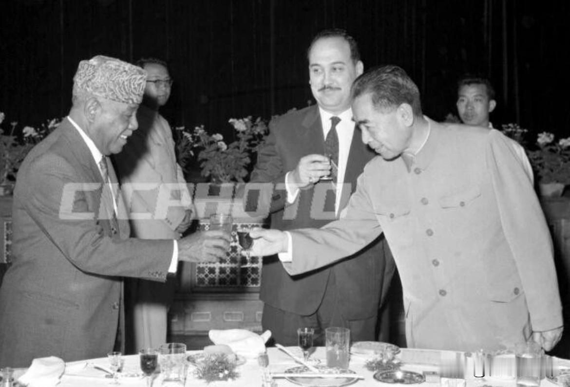 【周总理历史上的今天——5月18日】
1964年5月18日，中午，周恩来总理出席