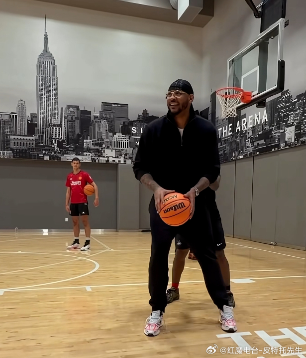 到哪儿都有曼联球迷啊，瓜哥训练局上这个背景小哥，乍一看我以为小谢去凑热闹了呢到处