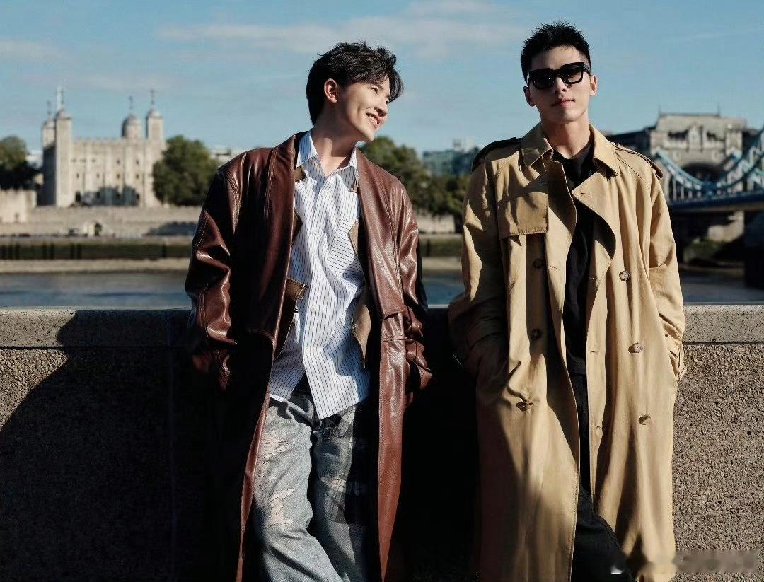 从短视频里的互怼，到节目里的配合，两人化学反应十足，二叔气定神闲，少爷忙得团团转