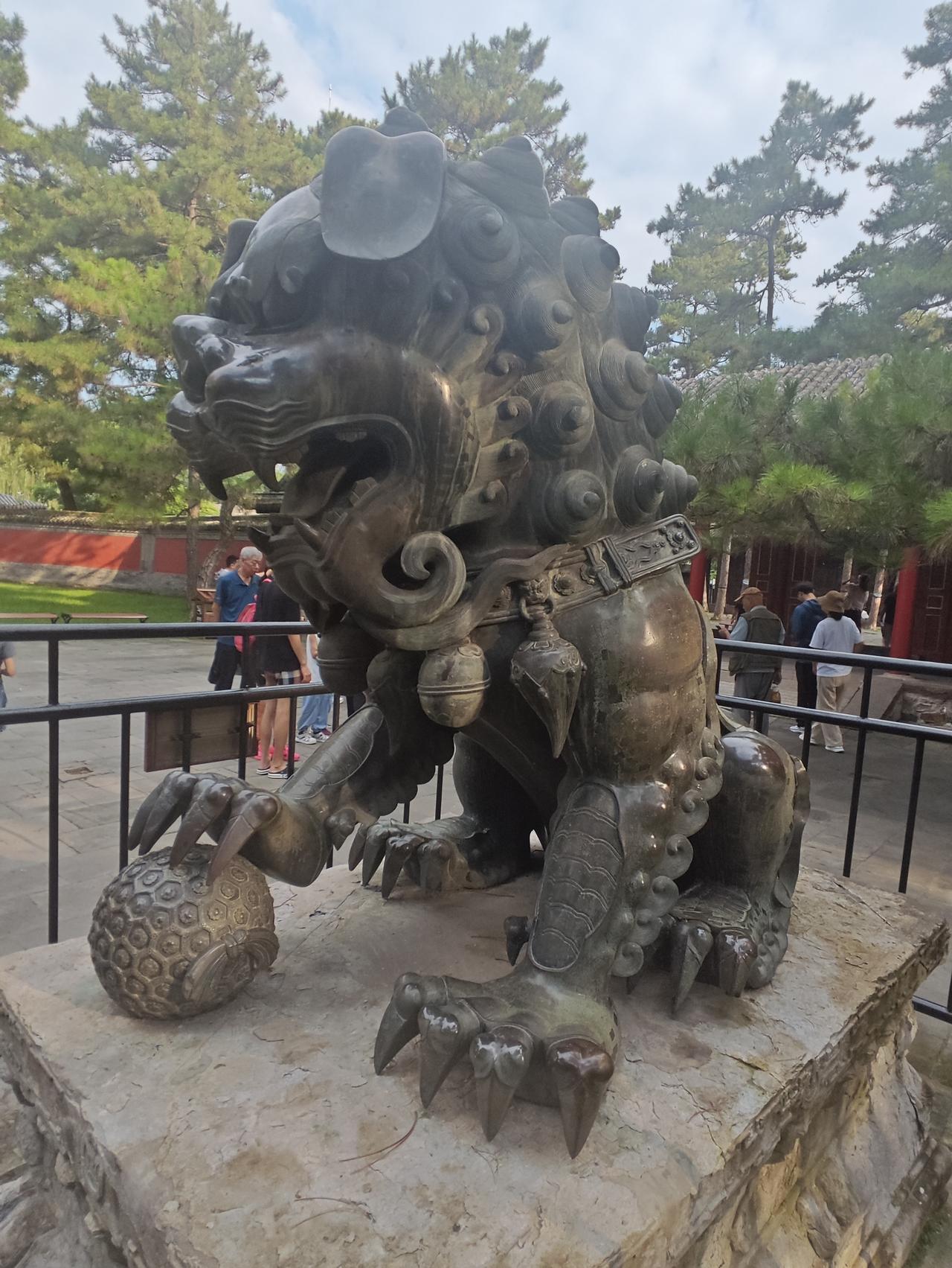避暑山庄皇帝家

来到承德，我们住的民宿就在避暑山庄旁边的小区里，房主女士早就等