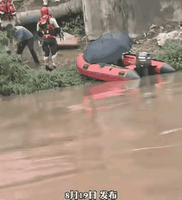 孩子在水中溺亡了，这位可怜的父亲拿起棍子抽打这个孩子的尸体，我能理解这个父亲，痛