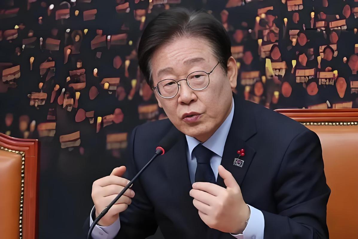 韩国总统李在明跑到乌兰巴托签了个能源大单，表面看是互帮互助的兄弟情深。但扒开这层