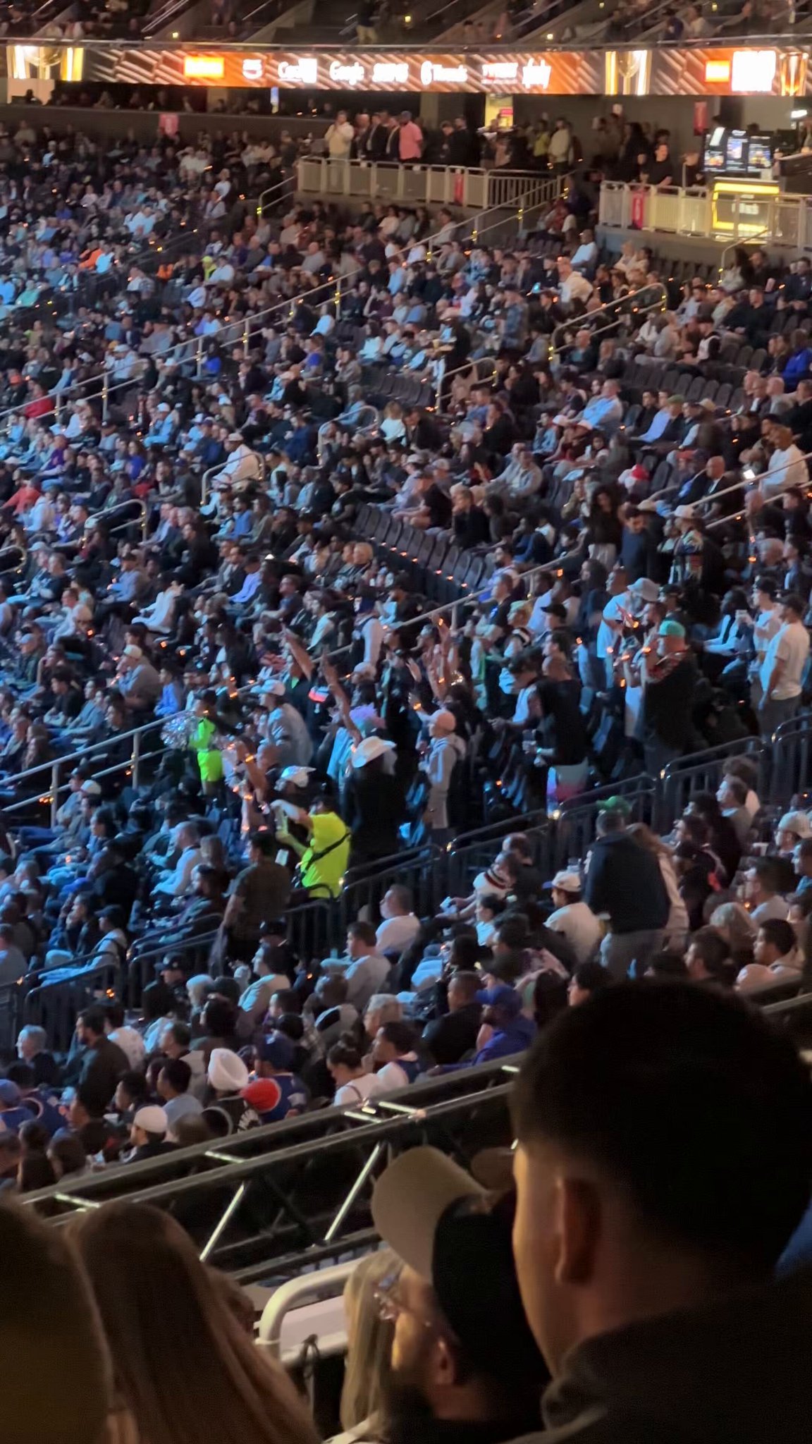 文班亚马为一支名为 “Jackals” 的马刺超级球迷团体购买了机票和门票，邀请