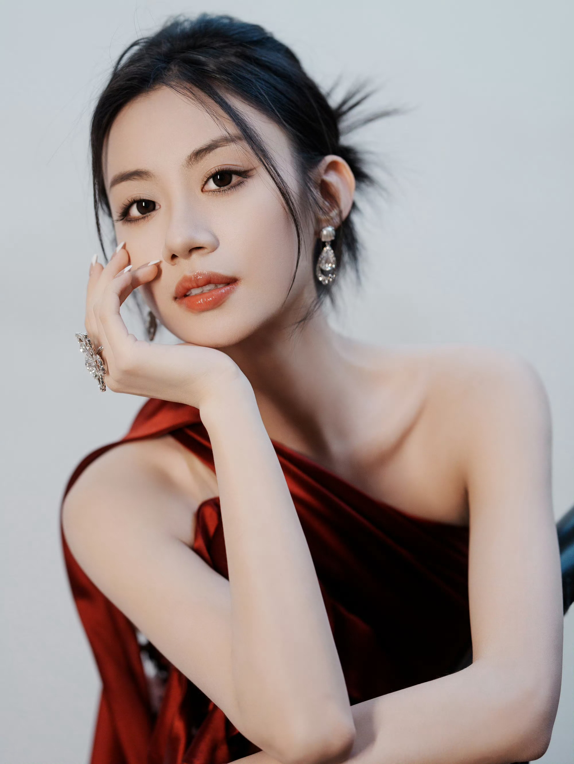 伍珂玥深红色亮片长裙，斜肩露背元素令人眼前一亮 ​​​