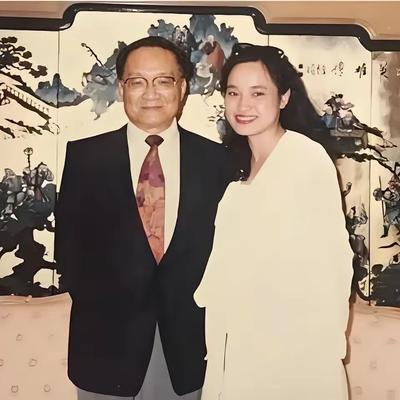 1976年的一天，金庸感到异常疲惫，决定去他常去的酒吧喝酒放松一下，在结账时，他