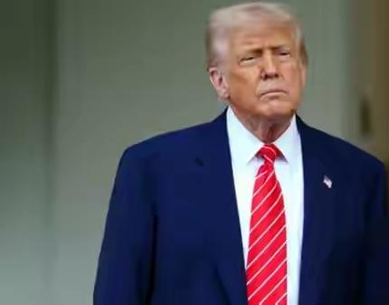 特朗普在帖子中称，一支庞大的舰队正前往伊朗，这支舰队由“亚伯拉罕·林肯”号航空母