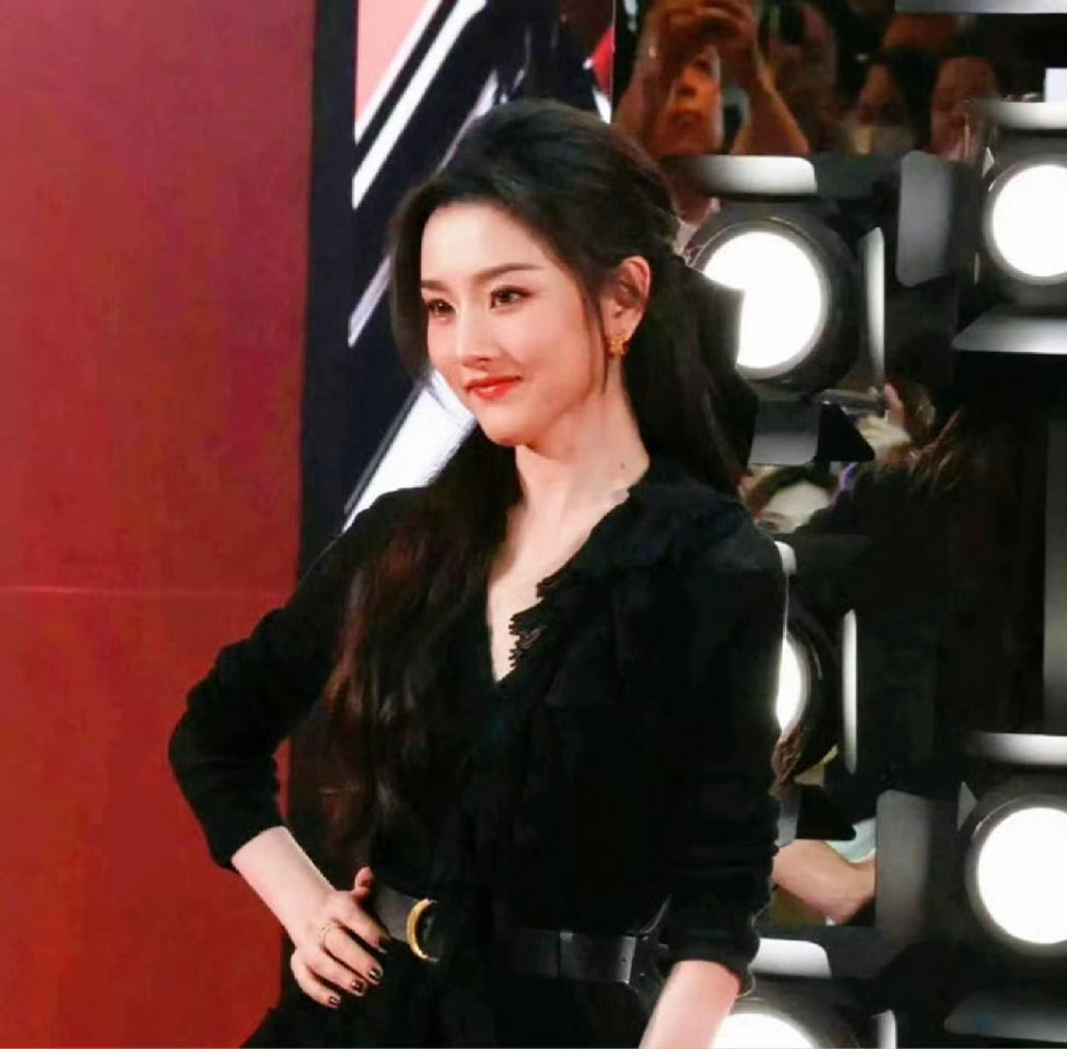 宋祖儿南京线下生图，腿好吸人眼球啊！太美了！ ​​​
