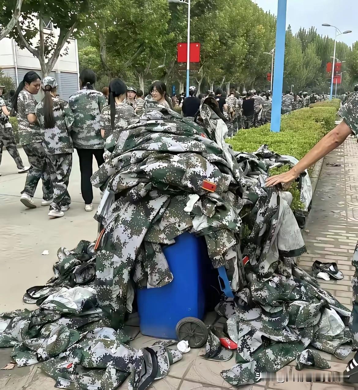 军训结束，随手就扔了军训服，这样的孩子，家庭条件真的好吗？
看见成堆的、几乎全新