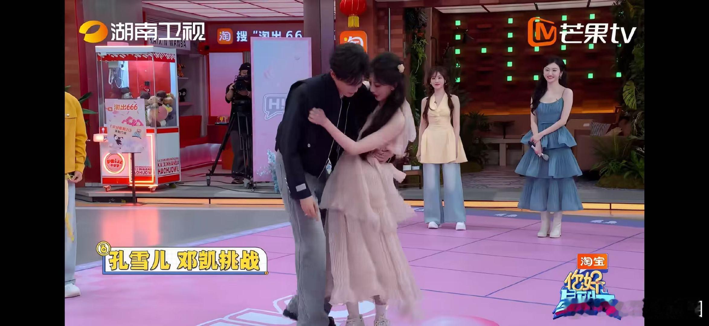 孔雪儿邓凯深蹲抱对视的甜蜜程度你好星期六邓凯孔雪儿挑战公主抱深蹲，自信又有力，深