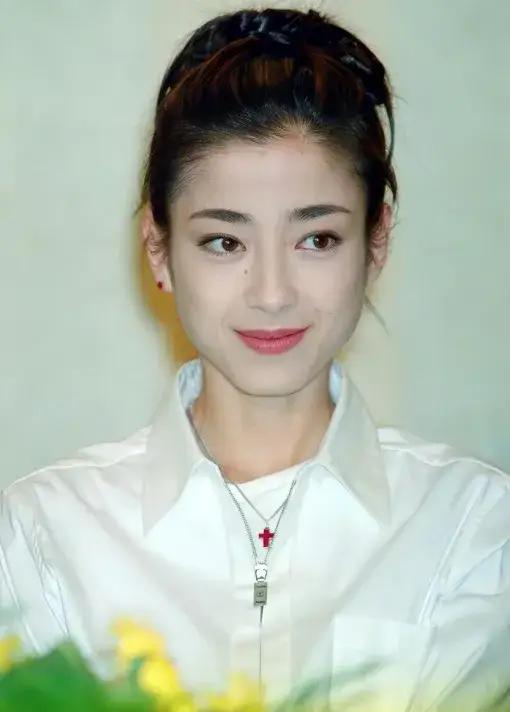 11岁出道，
14岁被亲妈下药送进导演房间，
17岁被逼拍全裸写真。
不是别人害