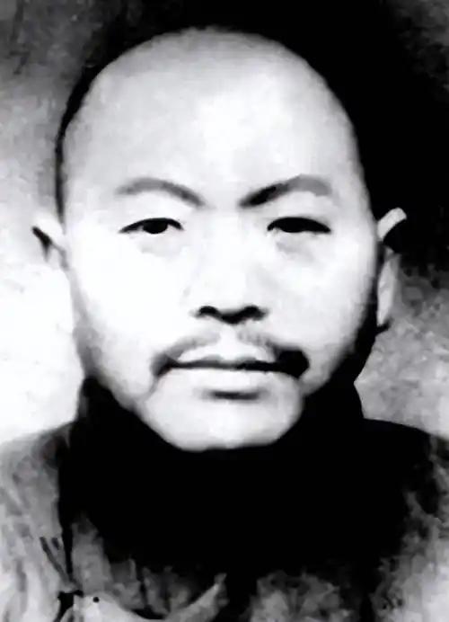 1951年，湖北沔阳刑场上，九名汉奸等待枪决。八人瑟瑟发抖，唯独一人昂首挺胸，背