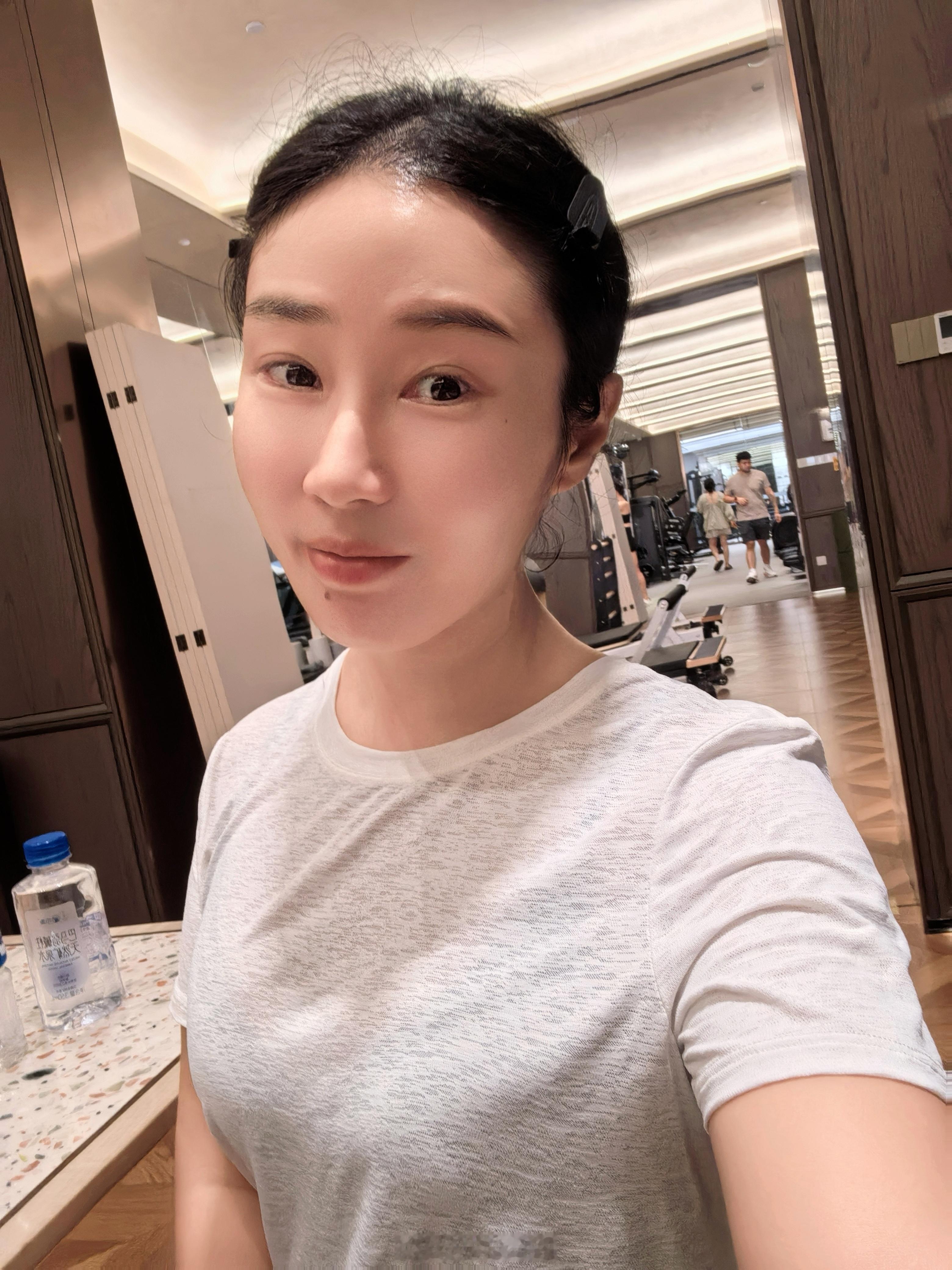 在教练的一声声鼓励中完成每组动作，然后在全身散架的哀嚎中起床…