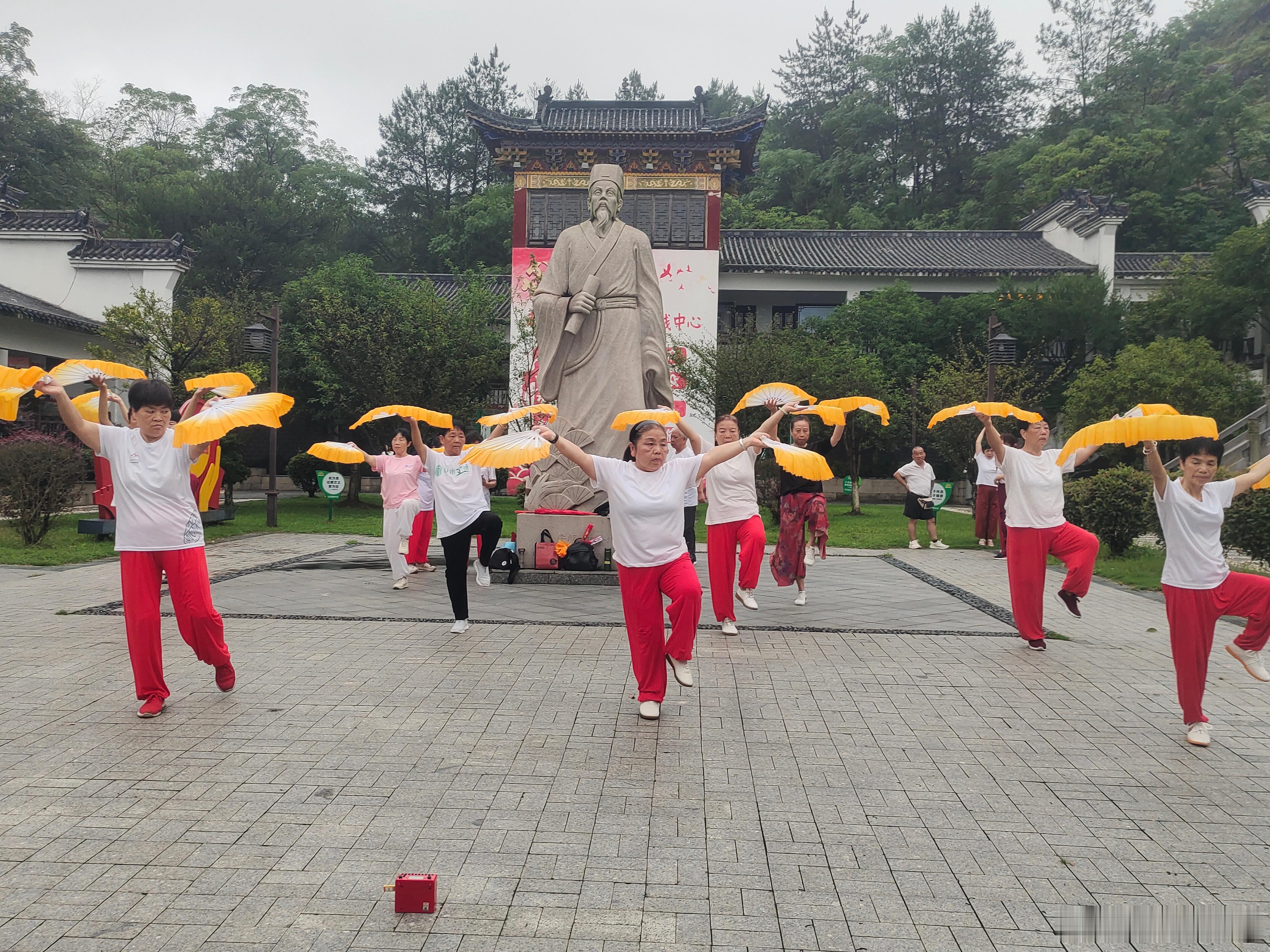 江西省南城县黎明脚步盱江书院健身团队 