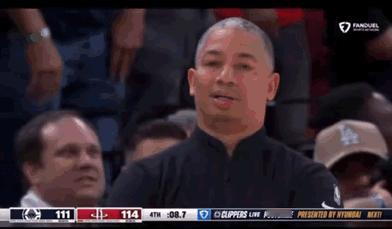 难怪老保罗冲他们大喊大叫，这些人太不争气了，连个球都发不好，难道他们是在演？卢执