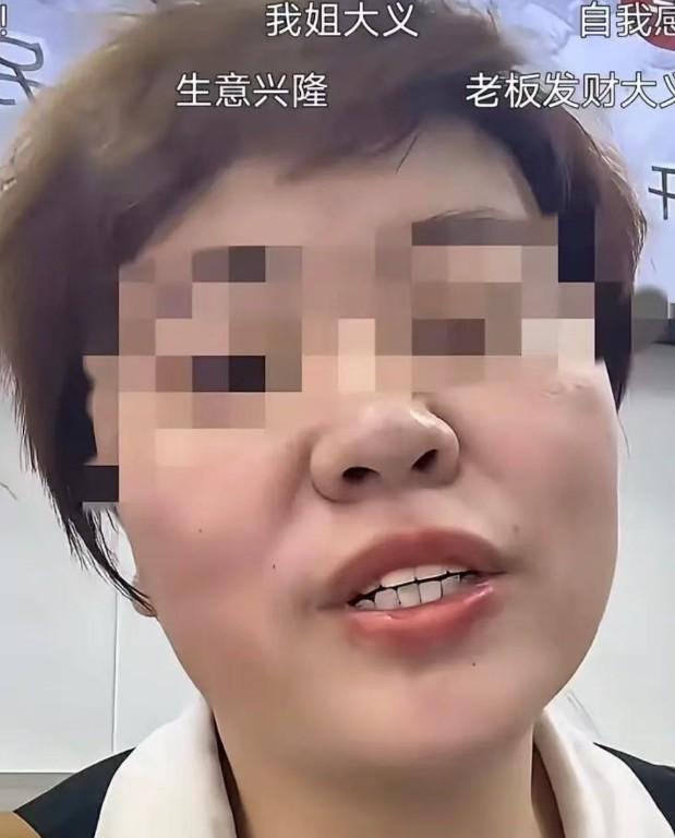 内蒙古一家饭店老板娘准备招工，刚把招聘启事贴出去，就有一个带着孩子的女人进来应聘