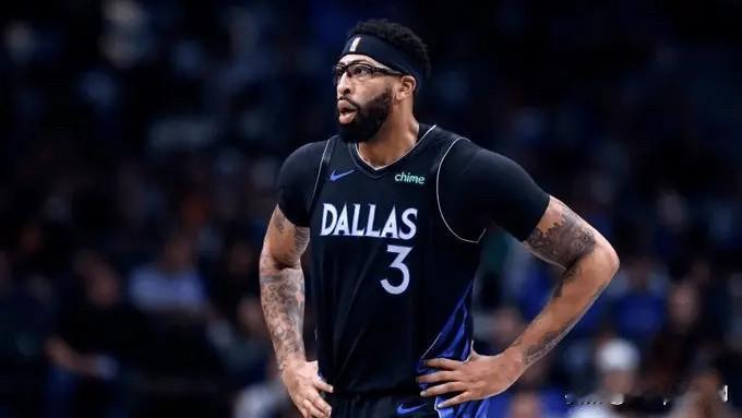 据美国记者Joshua Robbins报道，一笔潜在的安东尼-戴维斯交易在赛季中