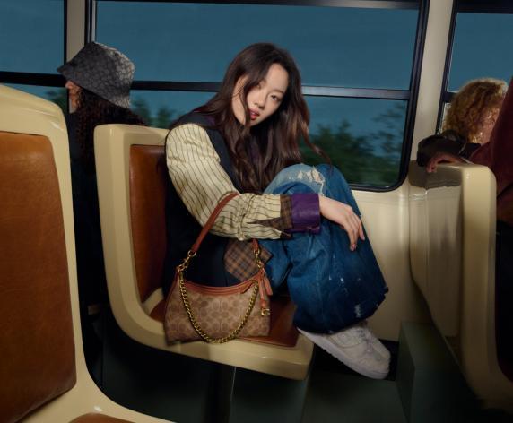 你的故事正在发生CourageToBeReal单依纯演绎Coach秋季主题大片，