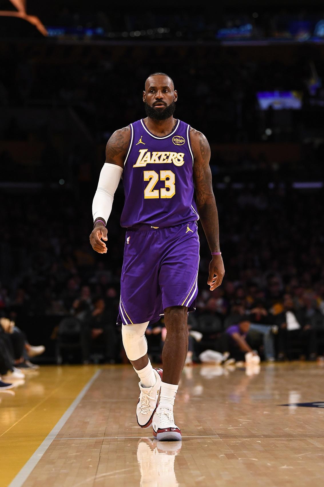 老詹连续得分上双记录作古！湖人客场123:120绝杀猛龙！
老詹砍下8分6个篮板