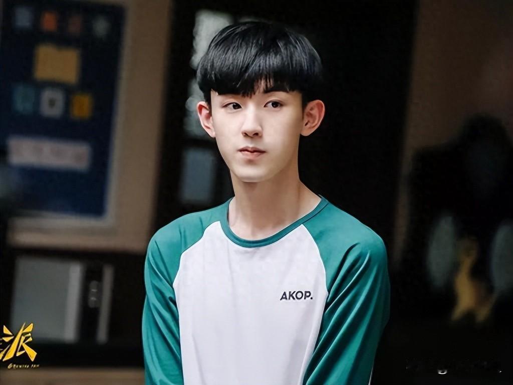 好像有点弄明白了，
为啥这5位男演员长相普通却总演帅哥男主，
不是观众审美降级，