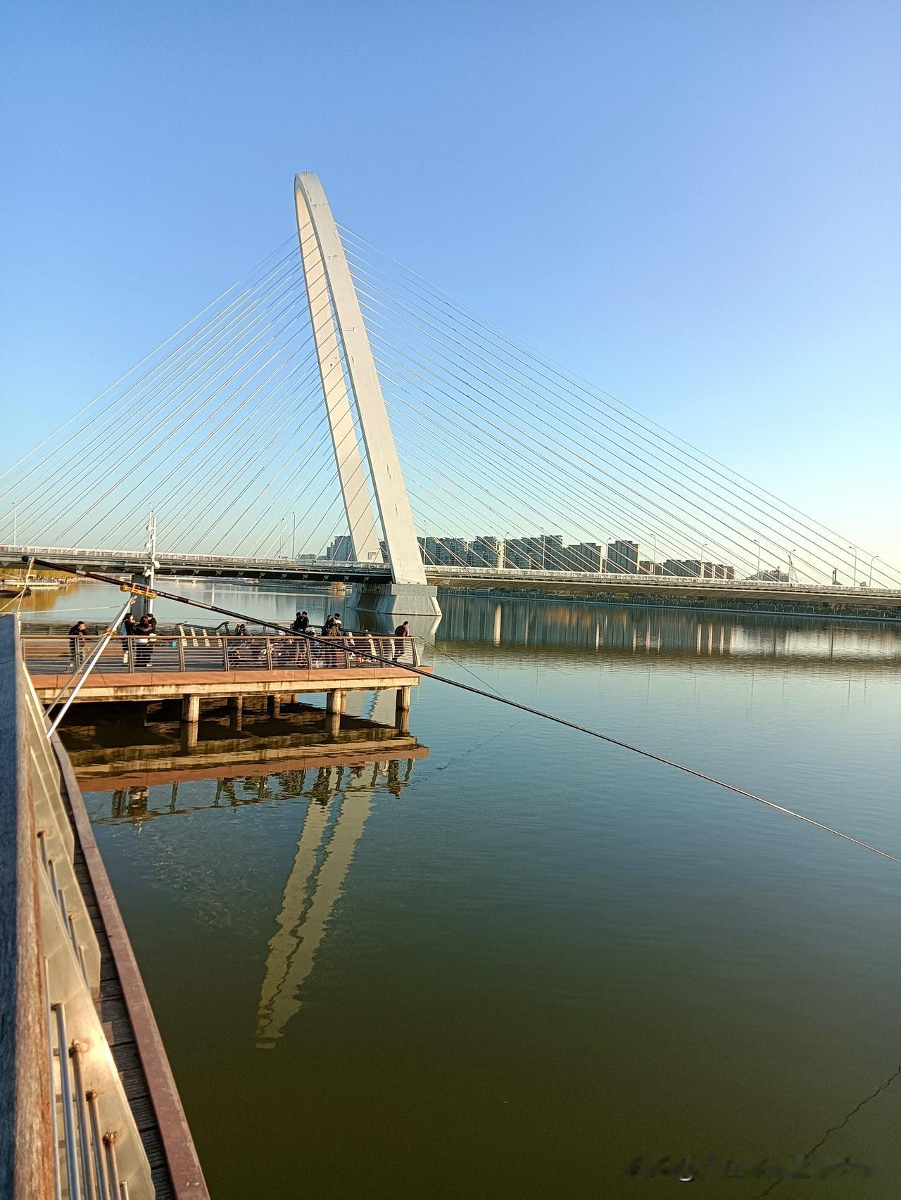 浐、灞两河的交汇点在这个周六成了我的打卡区域！雨后的西安碧空如洗，许多人都来到暖