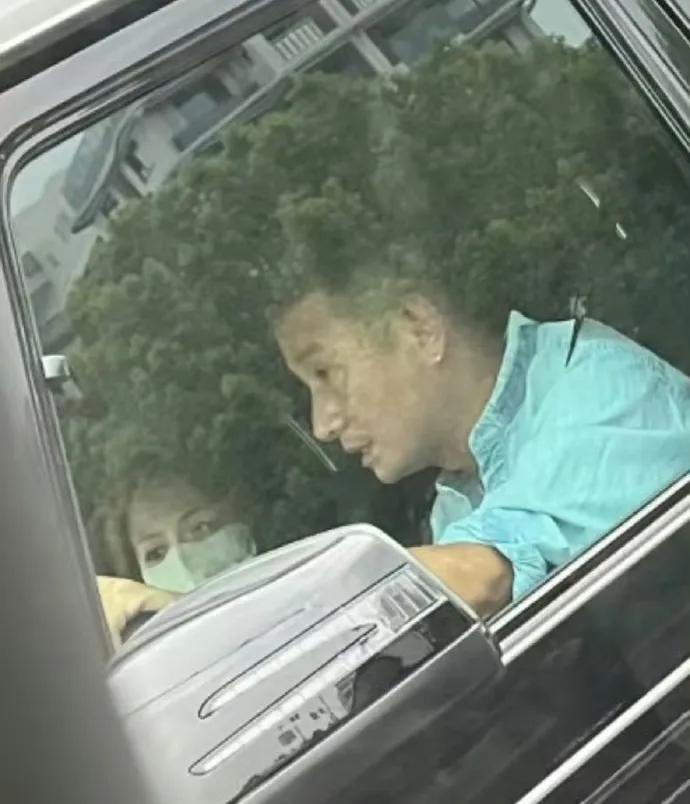 文章，冲上热搜！

今天8月11日上午，许久未露面的文章突然冲上了热搜，热搜词条