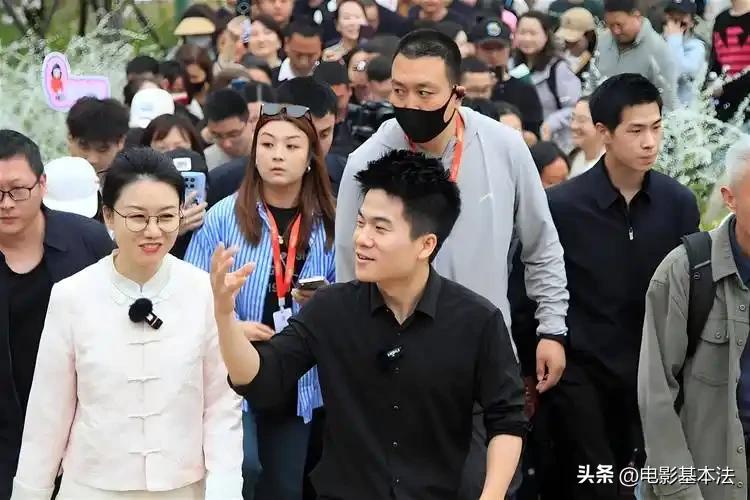 董宇辉捐个1000万就能化解这次危机，学慈善家陈光标，直接向李亚鹏的嫣然医院捐个