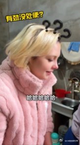 当老外在中国过年 商场里碰到个老外，正跟着促销员学用方言吆喝卖年货，“快来瞧，快