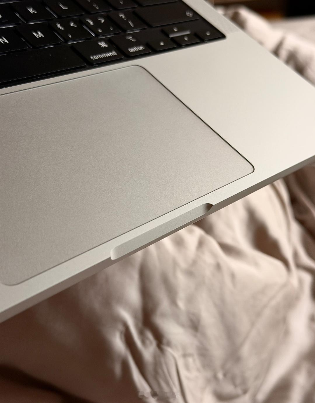 苹果做产品越来越不讲究，MacBook边角搞得这么尖锐，网友用锉刀把它搓平了 