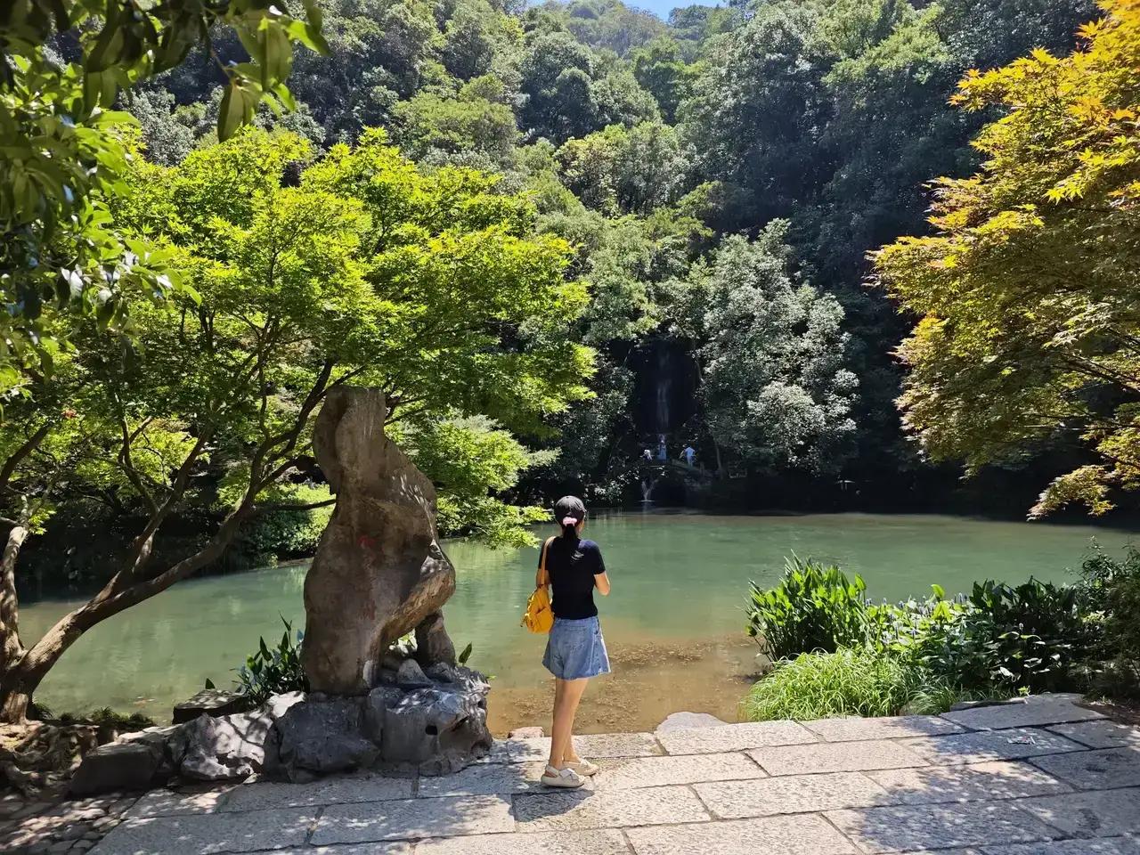 夏日炎炎酷暑难耐，想要避暑肯定是来杭州九溪十八涧啊。这里溪水潺潺清凉无比，穿上洞