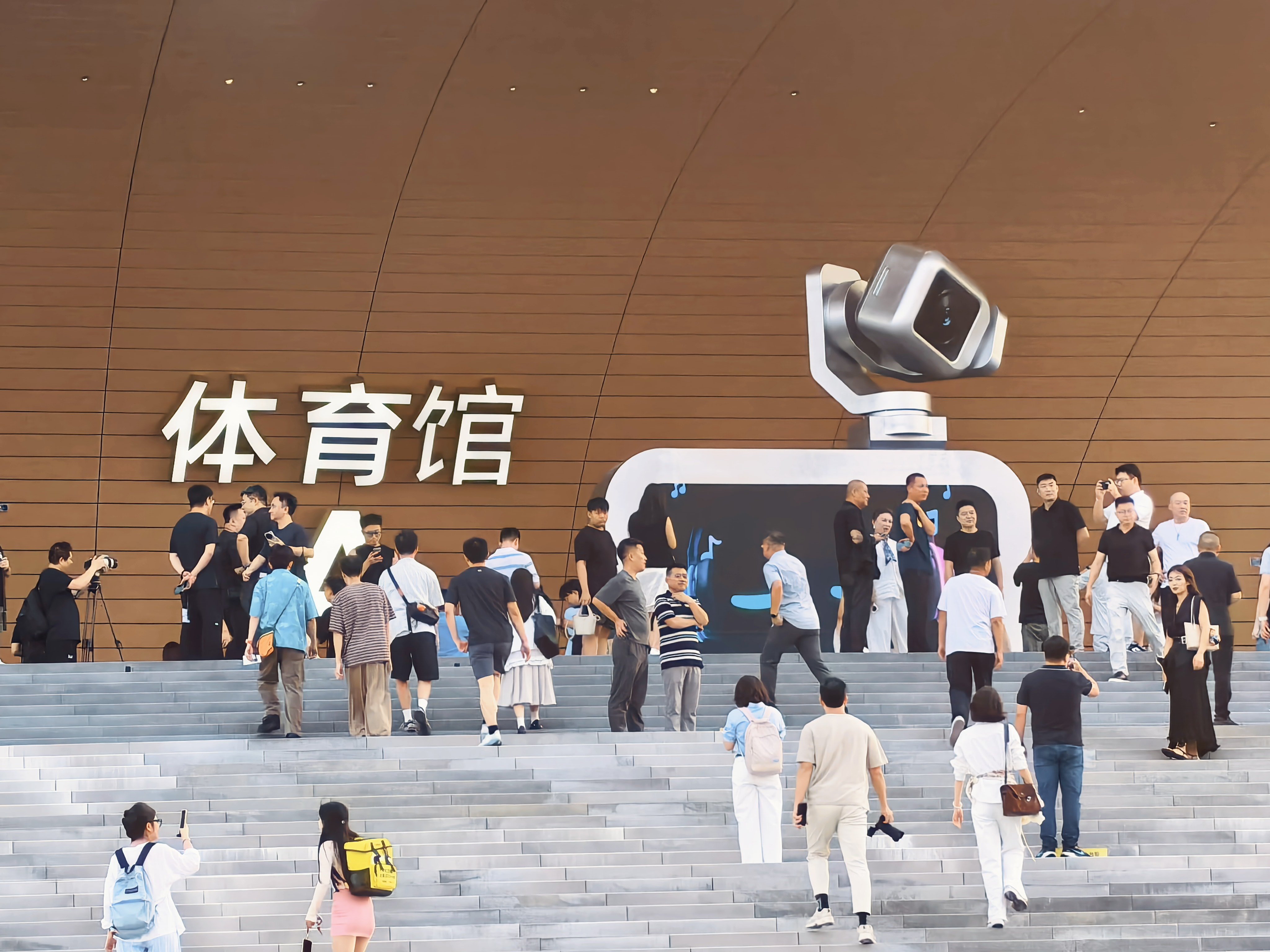 荣耀Robot Phone发布会正在进行，给你们带来第一手消息！ 