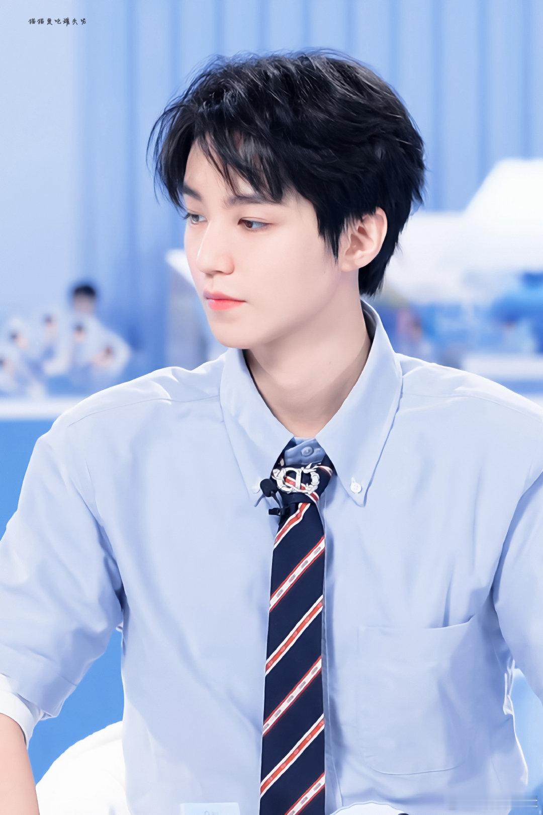 演员王俊凯 时光塑造全新面貌，选择带来不断进取，少年的成长之路，永不停止，勇攀高