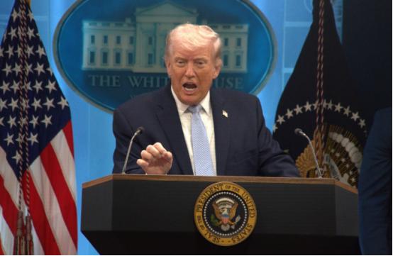 特朗普放死命令，媒体不交出泄密者，全体蹲大牢！本来就是去救人的事，到最后居然闹到