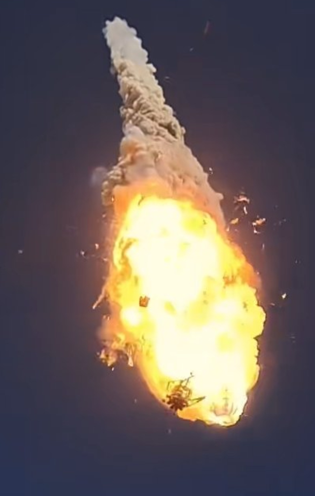 朱雀三号 一子级贮箱爆炸后，貌似发动机整体结构还在🤔 