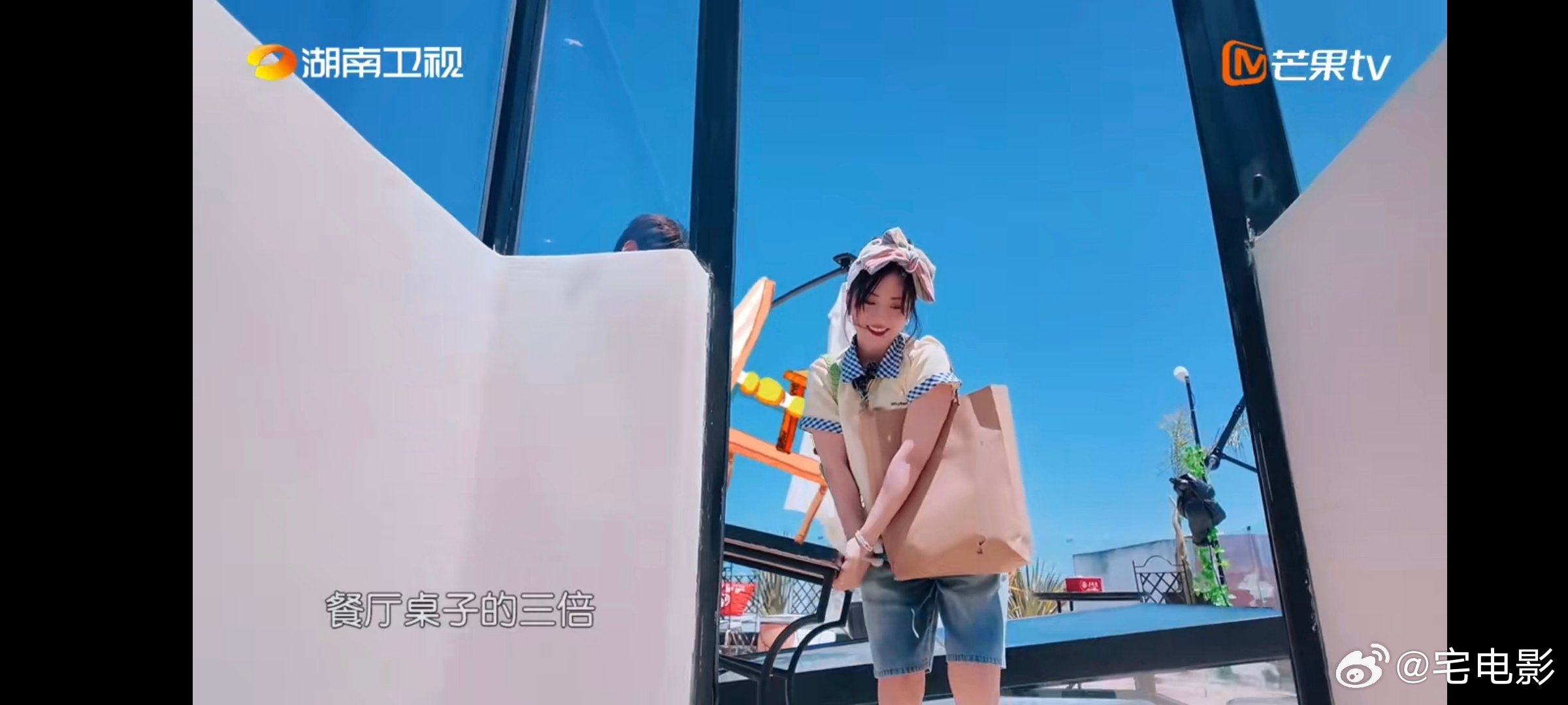 沈月[超话]沈月翟潇闻抬桌子没有一秒不好笑中餐厅笑疯了，沈月翟潇闻抬桌子，这一路