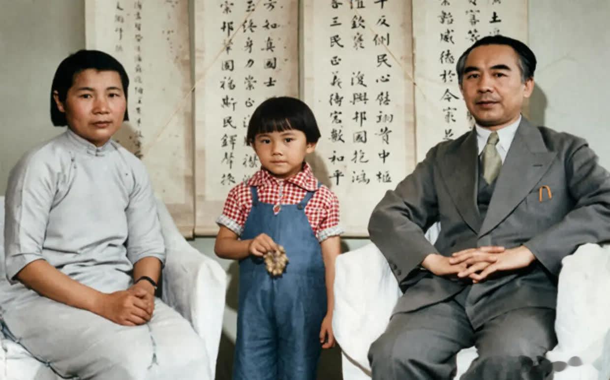 老照片中的历史：盛世才及其家人。盛世才仪表堂堂，说话不多，也很少吹胡子、瞪眼睛或