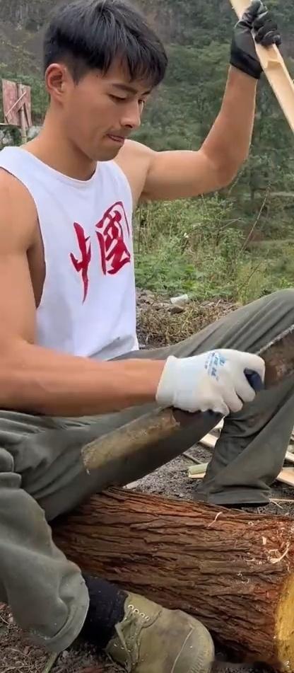 独居深山的退伍小哥，任何事情都得靠自己解决！ ​​​