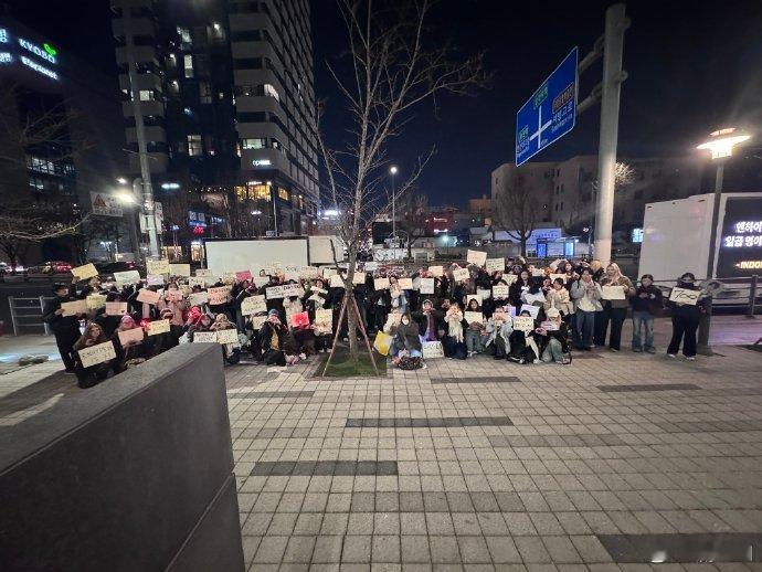 粉丝在HYBE楼下抗议李羲承退团 粉丝在HYBE楼下抗议李羲承退团，可是退团不是