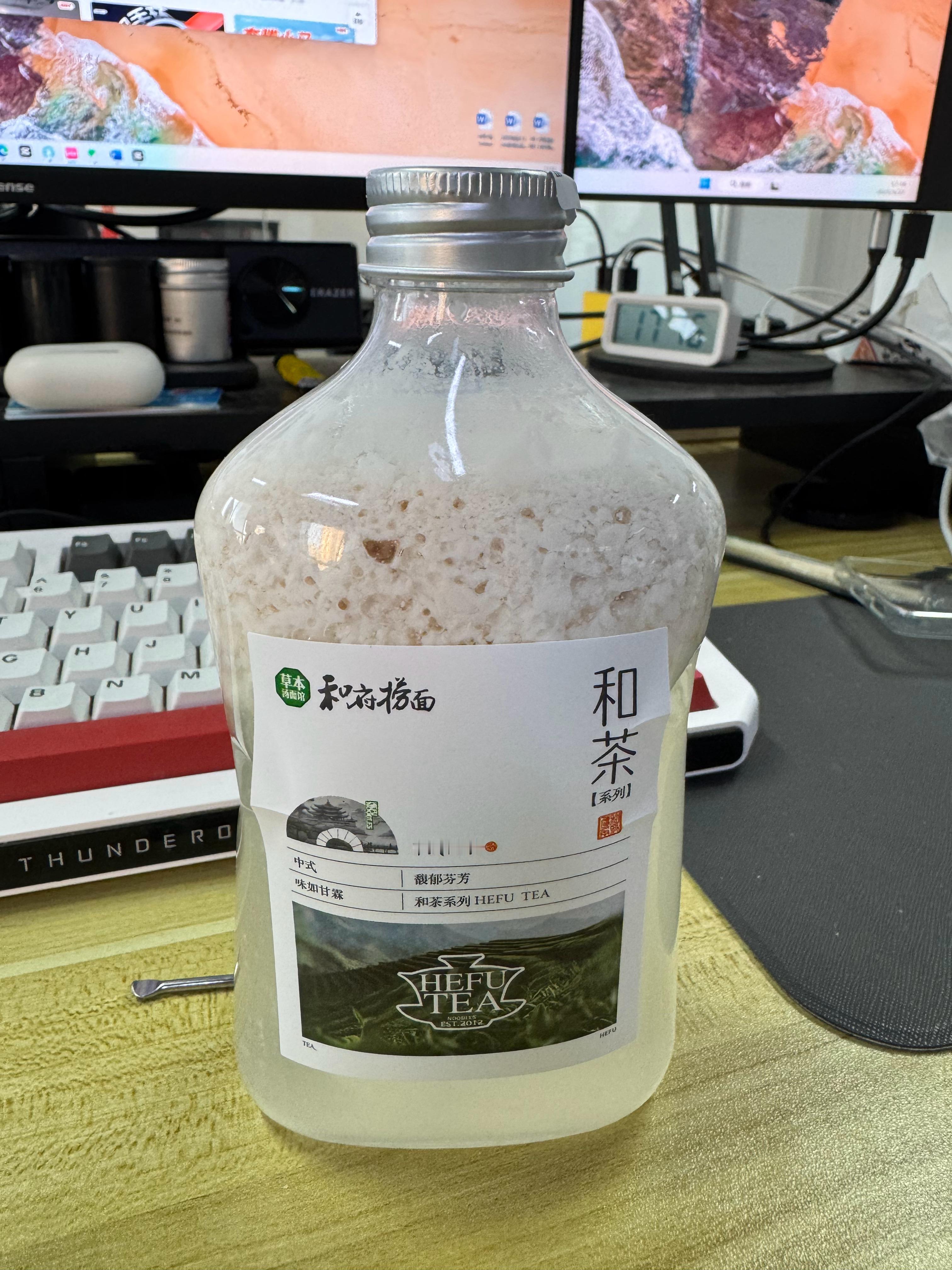 前两天点的外卖送了一瓶和府捞面的椰子水，天有点热不想喝甜的，没开封我就放一边了，