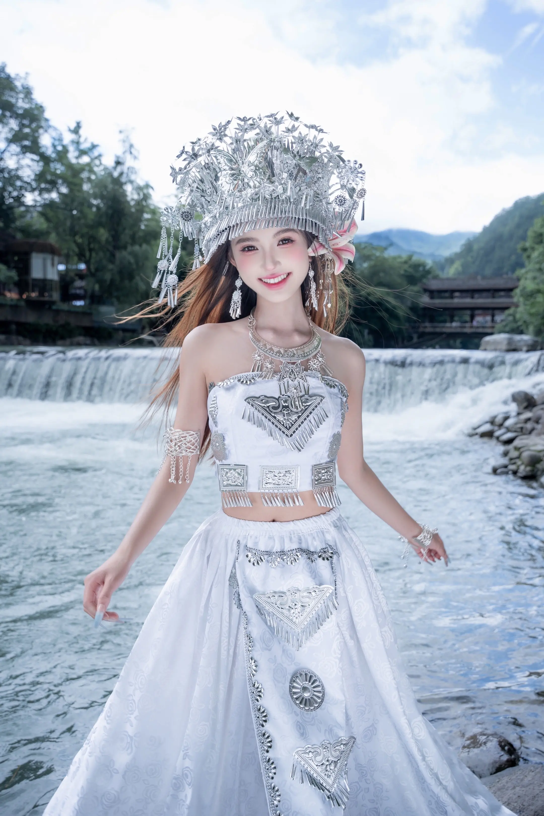 银铃作响入潭水 白银发冠钗摇晃