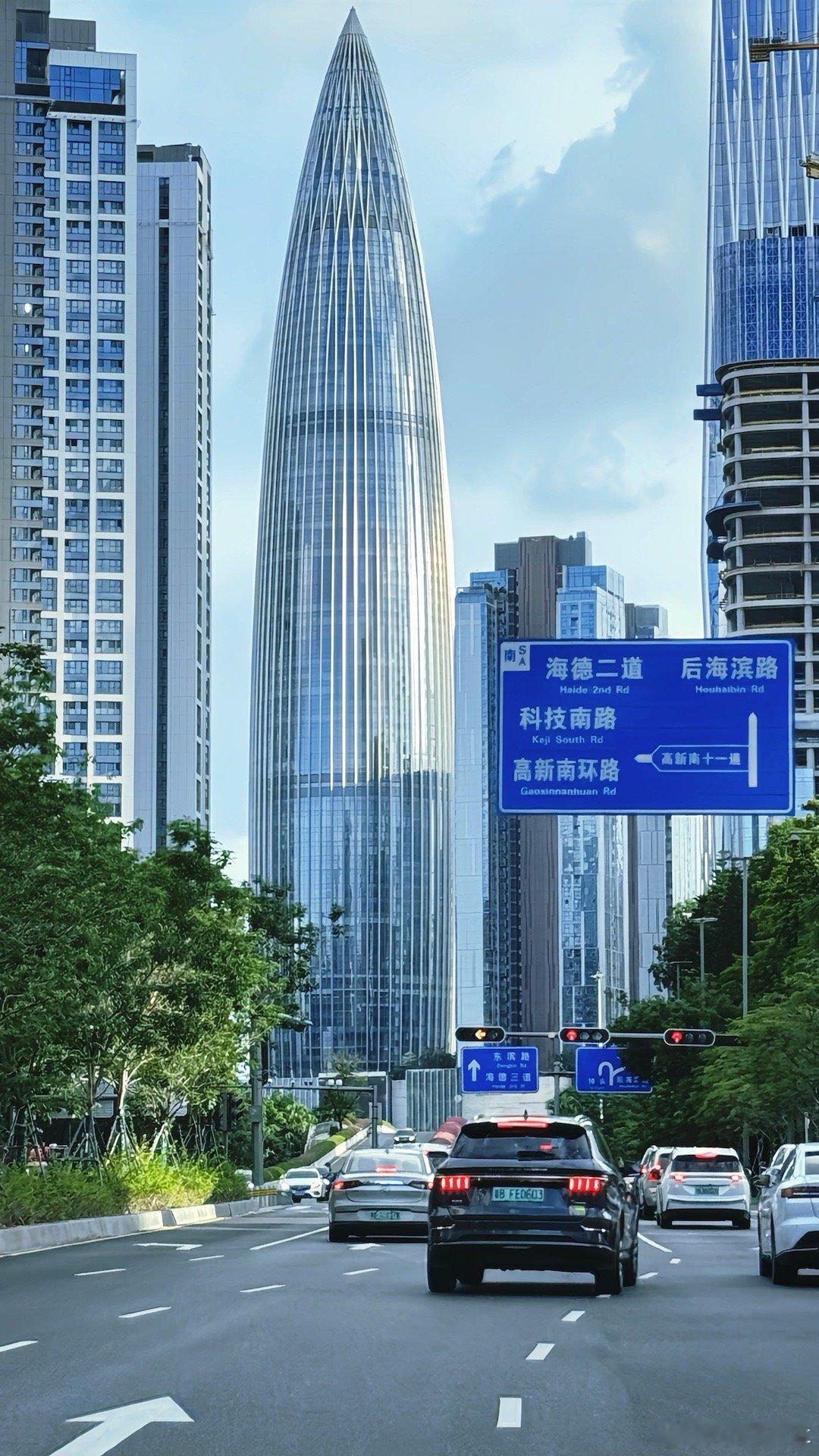 出发广州～～听说飞往广州的航班各种备降但是目前深圳艳阳高照希望各位行程顺利 ​​