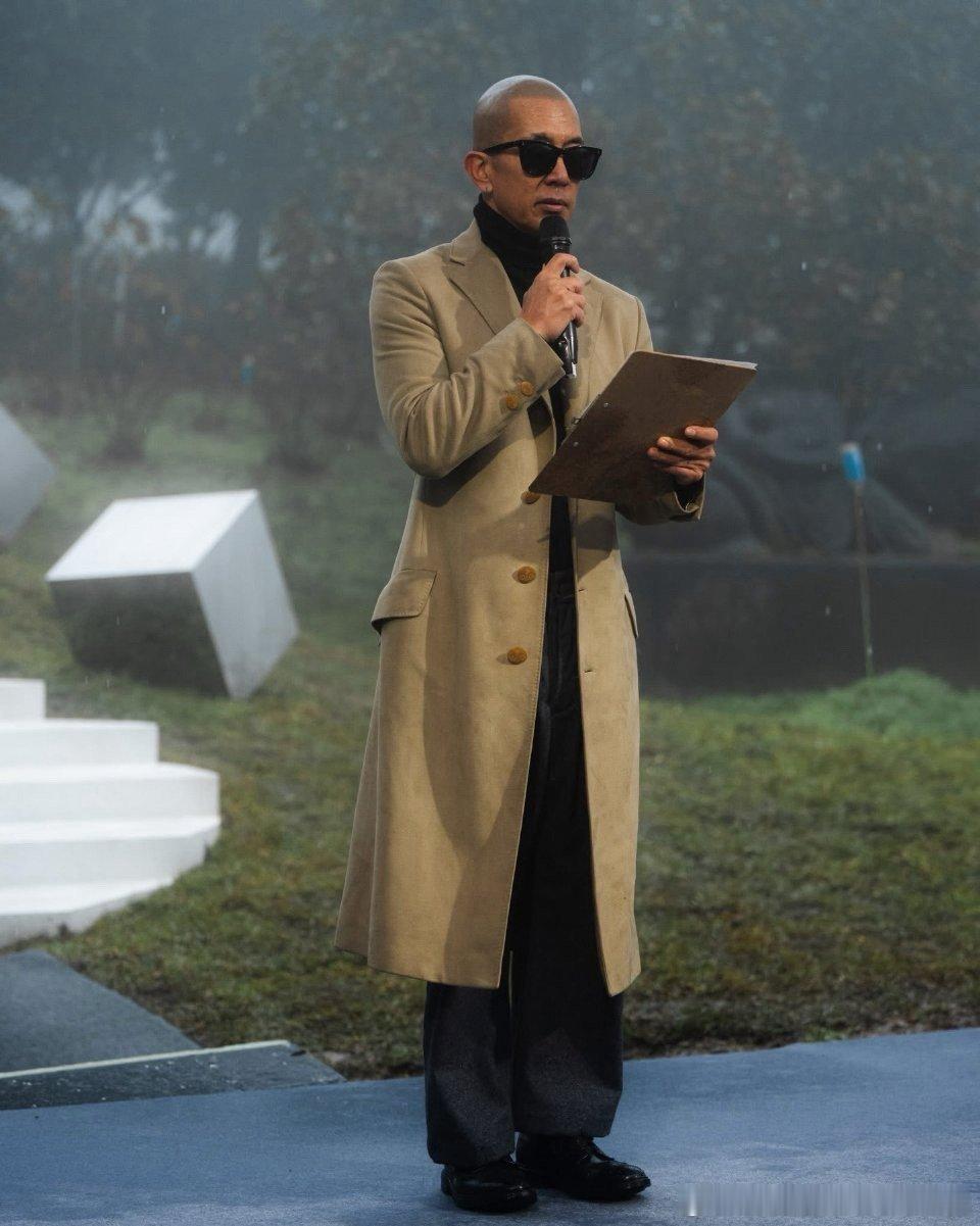 一群人还在说，具俊晔还穿着27年前大S送她的礼物大衣。一看就知道那个大衣质料很不