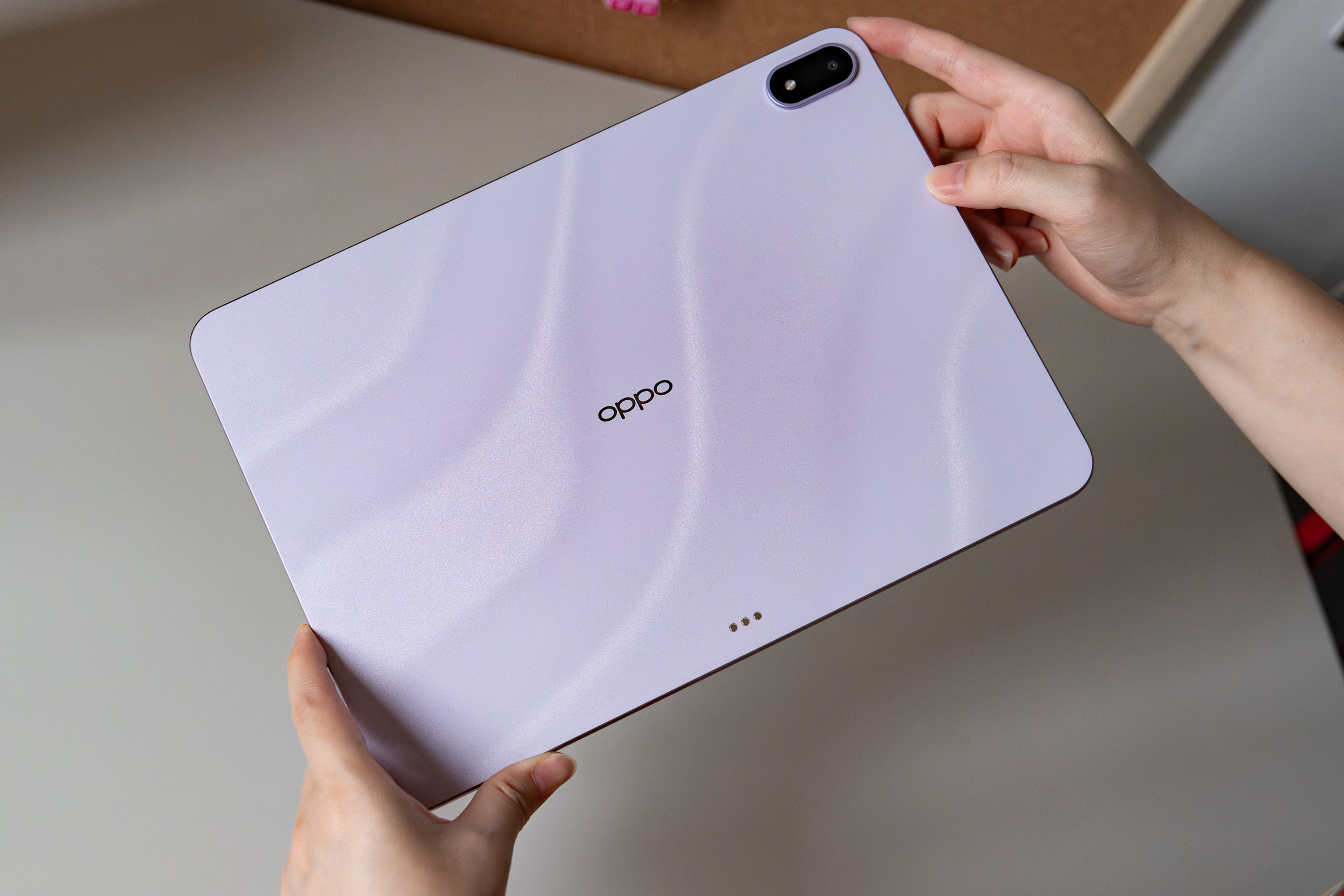 有颜有料还轻薄，说的正是全新一代OPPO Pad 5。新配色“幸运紫”采用流光幻