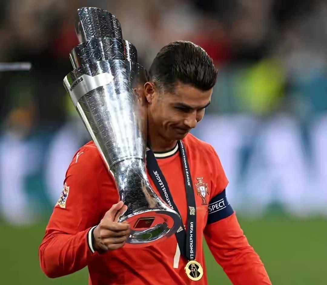 C罗和梅西关于世界杯冠军的重要性展开了隔空对话，你更支持谁？
C罗：赢得世界杯冠