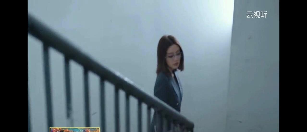 她老板，有私人飞机。
却让她，踩着10厘米的高跟鞋爬楼，活活爬到断气。
月薪五千