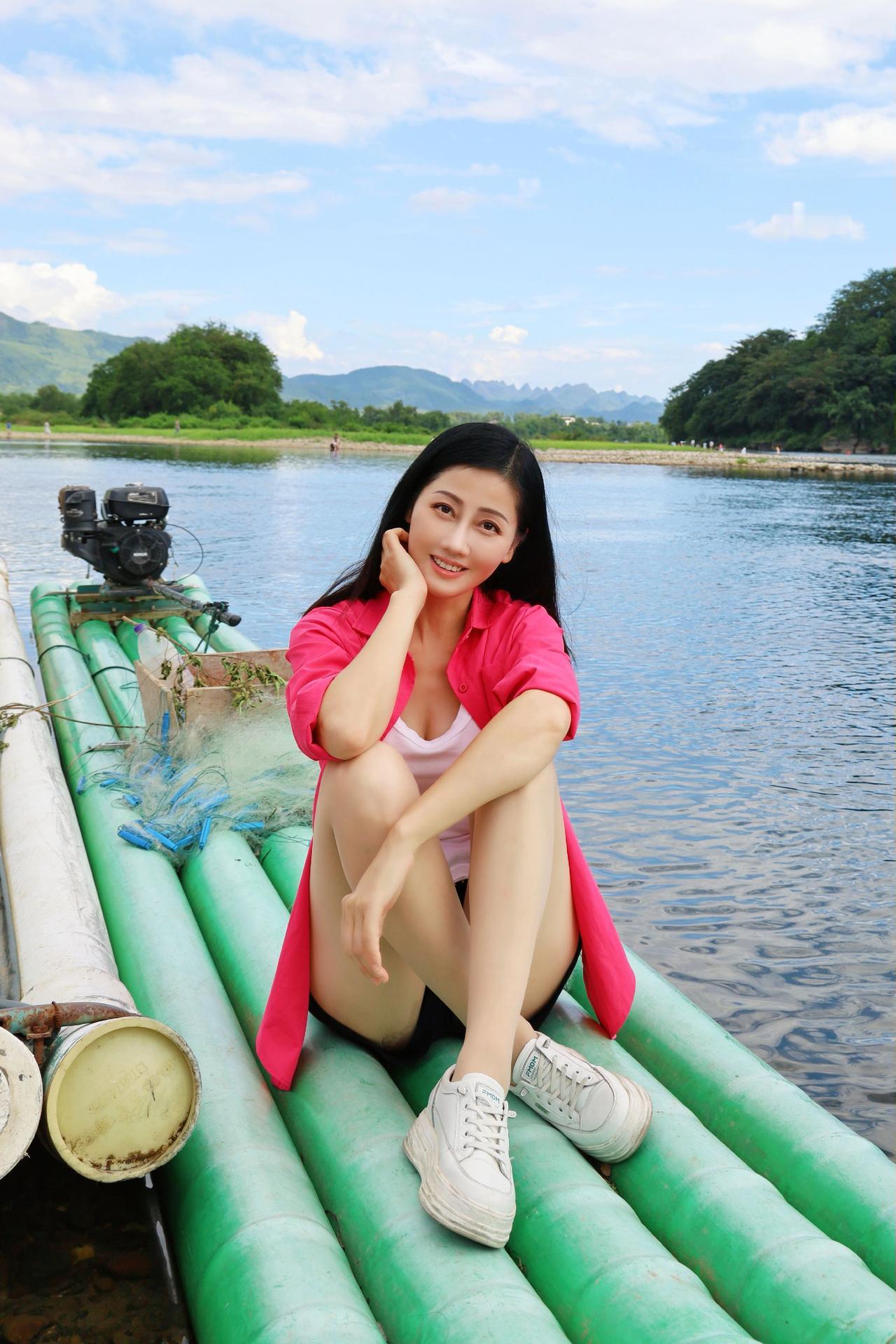 我见漓江多妩媚，料漓江见我应如是 桂林山水甲天下 漓江 山青水秀好地方 人在画中